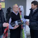 Волонтёры подарили детско-спортивной школе №5 новые лыжные комплекты