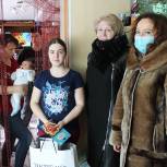 Анна Андреенкова поздравила молодую семью из Ельни с рождением первенца