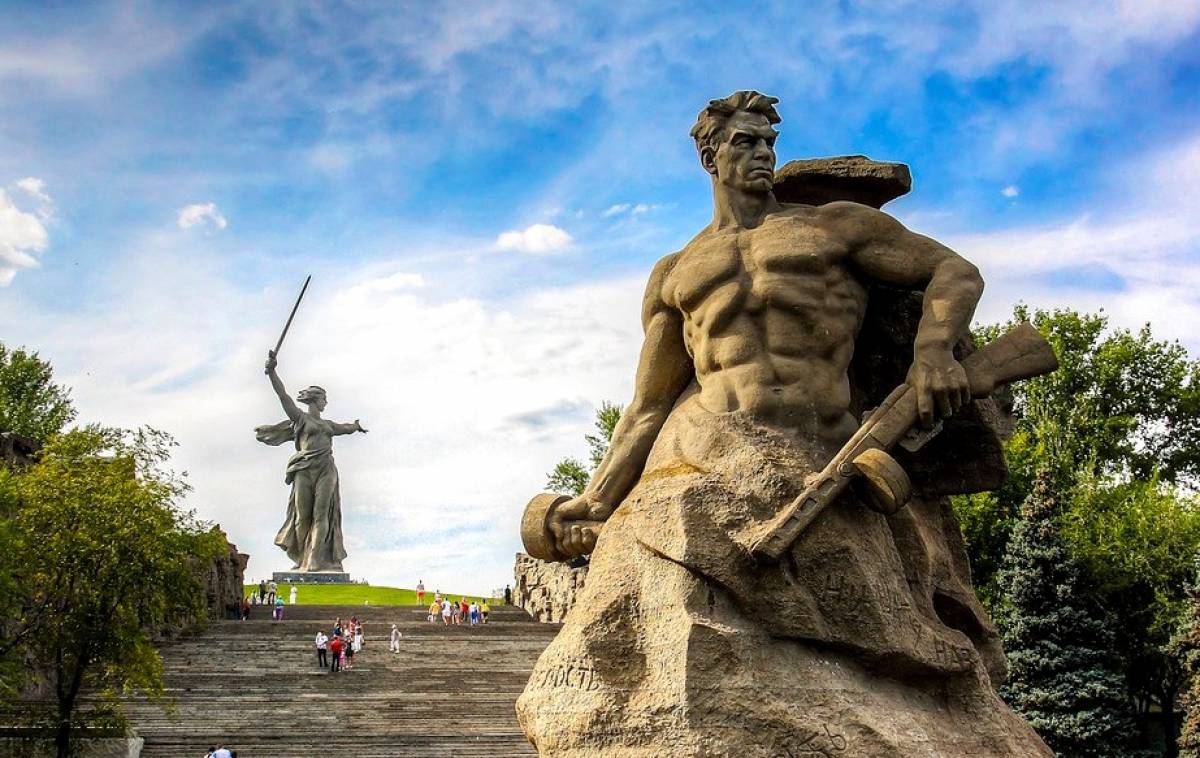 Город герой скульптуры. Город герой Сталинград Волгоград.