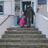 Челябинские волонтеры провожают детей медиков домой после занятий