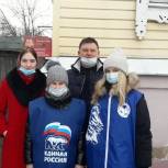 В Мичуринске «Единая Россия» и «Волонтеры Победы» подарили ветеранам мобильные телефоны