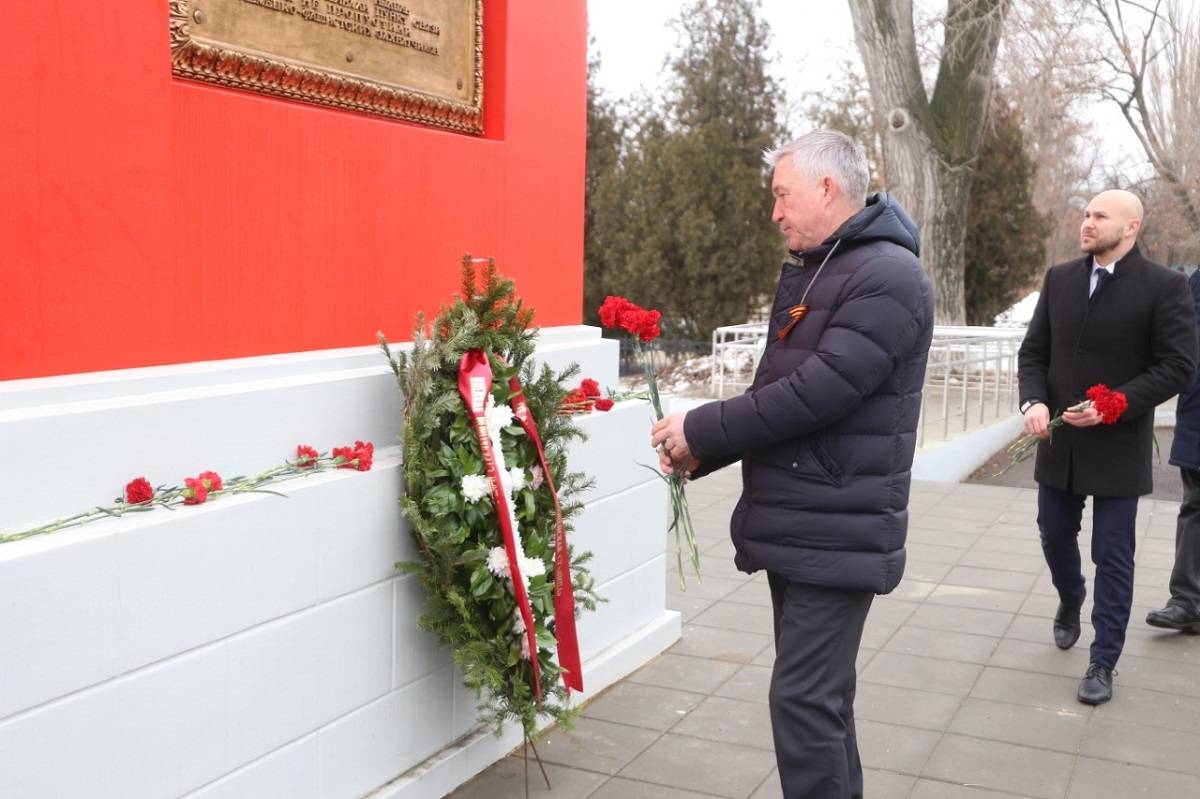 Дань памяти: в Волгограде возложили цветы к мемориалам от имени ветеранов Великой  Отечественной войны