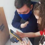 Школьнице из Челябинска вручили планшетный компьютер