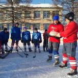 Хоккеисты нескольких поколений встретились на льду в Марьино