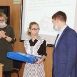 Школьникам из Алтайского и Ставропольского краев вручили новые гаджеты