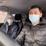 Автоволонтеры помогают врачам во время пандемии