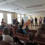 Молодогвардейцы привезли подарки ребятам из школы в Курчатове