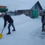 Приволжские волонтеры помогли в расчистке снега у домов пожилых граждан