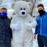 В День белого медведя столичные единороссы передали театру зоопарка ростовую фигуру полярного хищника