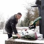 Владимир Владимиров возложил цветы к памятнику землякам, погибшим в боях при исполнении воинского долга