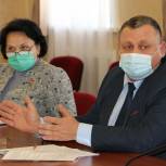 На вопросы жителей Сельцо отвечали депутат Александр Башлаков и специалисты медучреждений