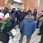 Депутаты Металлургического района помогают жителям дома №46 по улице Сталеваров