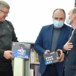 Депутаты передали районным больницам медицинские приборы и средства защиты