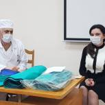 Зумруд Бучаева передала рентгенозащитные костюмы медучреждению республики