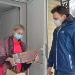 Волонтеры доставили сладкие подарки в Донскую городскую больницу
