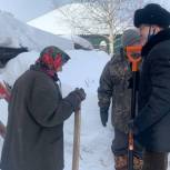 Томские единороссы очистили от снега крышу дома труженицы тыла