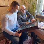 Единороссы Ленинского района поздравили ветерана с Днем защитника Отечества