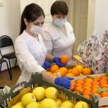 Средства защиты, фрукты и чайные наборы привезли волонтеры медикам Кашарского района Ростовской области