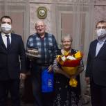 Тобольские единороссы поздравили супругов Менжеровых с золотой свадьбой