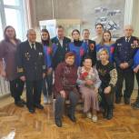 Холмские единороссы и молодогвардейцы поздравили ветеранов