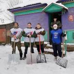 Поныровские и обоянские волонтеры расчистили снег возле домов ветеранов