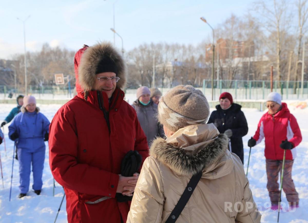 В Мотовилихинском районе Перми всё больше людей старшего поколения  присоединяются к занятиям скандинавской ходьбой