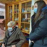Волонтеры вручают мобильные телефоны ветеранам в Калининском районе