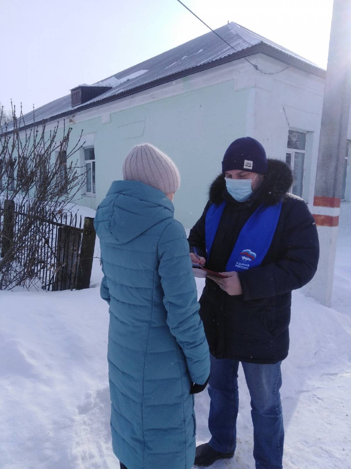 В Рузаевском районе активисты оценили качество уборки снега с крыш домов на  прилегающих к дому территориях и детских площадках