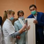 Депутат Госдумы привез в сельскую больницу в Новосибирской области рециркуляторы воздуха и средства защиты