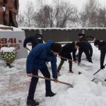 В Родино молодогвардейцы очистили от снега мемориальный комплекс Воинской Славы
