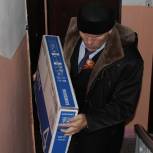 Николай Валуев подарил ветерану из Брянска новый телевизор