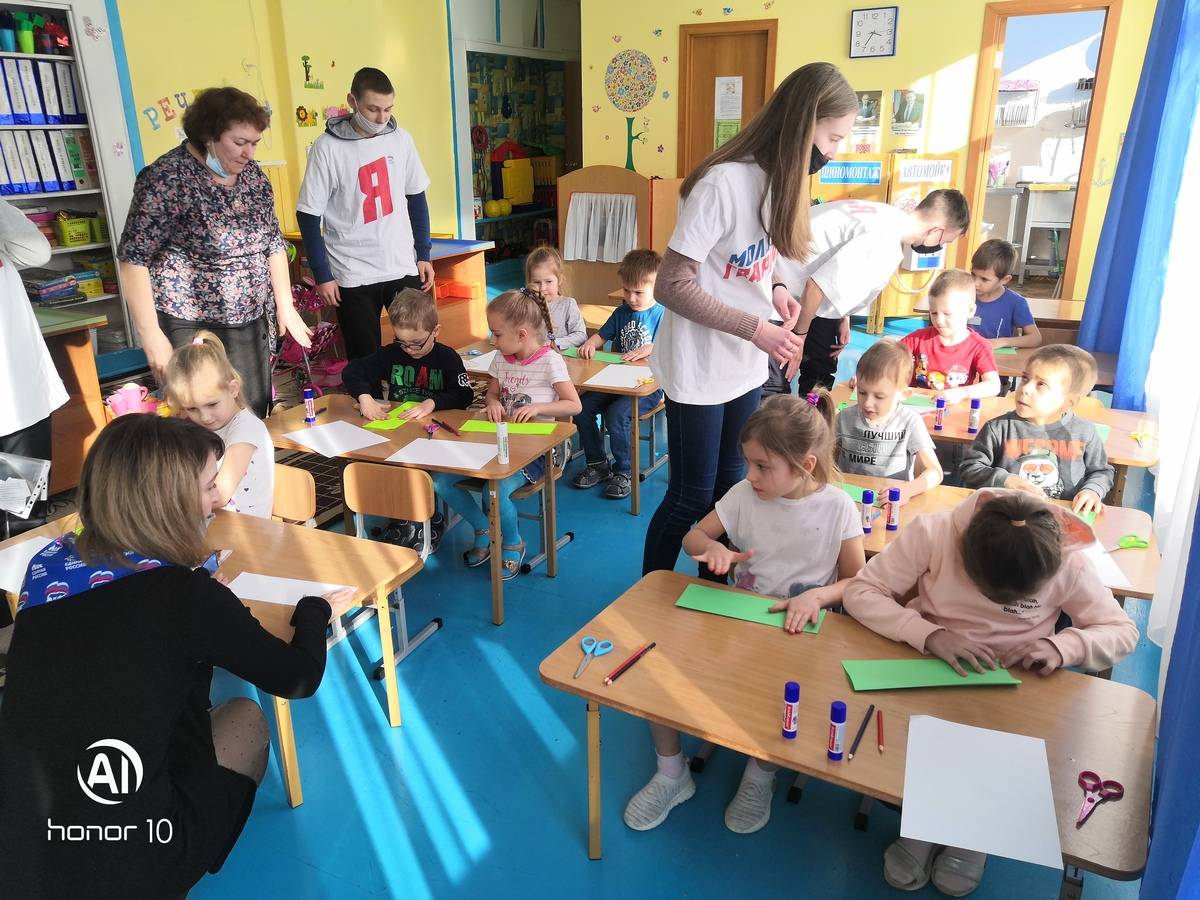 Новомосковские дошкольники сделали открытки для мам