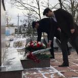 Партийцы Кизлярского района почтили память жертв террористического акта в Свято-Георгиевском храме