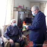 Демидовские единороссы поздравили местного жителя с 90-летием