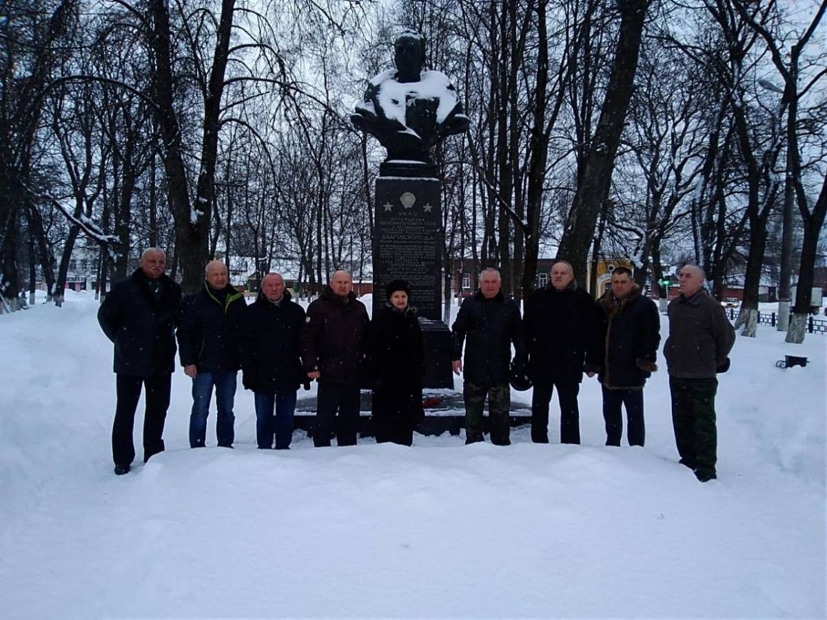 В Новозыбкове почтили память дважды Героя Советского Союза