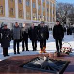 Игорь Васильев возложил цветы к памятнику воинам-кировчанам у Вечного огня