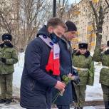 В Центральном округе столицы активисты возложили цветы к памятнику военному летчику Виктору Талалихину