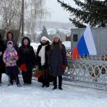 «В знак единства с поколением победителей»: депутат Госдумы Андрей Ветлужских возложил цветы к мемориалу героев