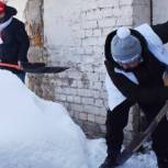 Единороссы Приволжья и Урала убирают снег во дворах ветеранов и пенсионеров