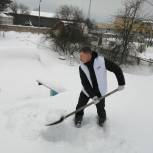 Волонтеры Молодой Гвардии «Единой России» продолжают помогать пожилым жителям с расчисткой снега