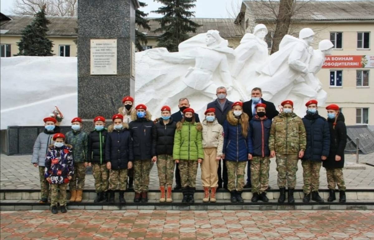 Зерноград 24. Вечный огонь город Зерноград. Аллея героев Зерноград. Памятник наступление в Зернограде. Центр города Зерноград вечный огонь.