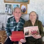 Семейную пару из Грязинского района единороссы поздравили с благодатной свадьбой
