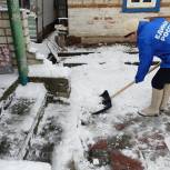 Волонтеры в Большесолдатском районе помогли инвалиду с расчисткой снега
