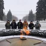 Члены Центрального местного отделения «Единой России» возложили цветы к вечному огню в День Защитника Отечества