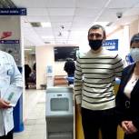 В поликлинике Ноябрьска установили бесконтактный санитайзер