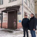 Евгений Ковалев осмотрел саратовскую школу №18, которую ждёт восстановление после пожара и ремонт