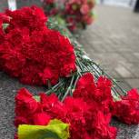 Депутат Государственной Думы Светлана Разворотнева возложила цветы к памятнику «Фронтовой  медсестре» в Печатниках