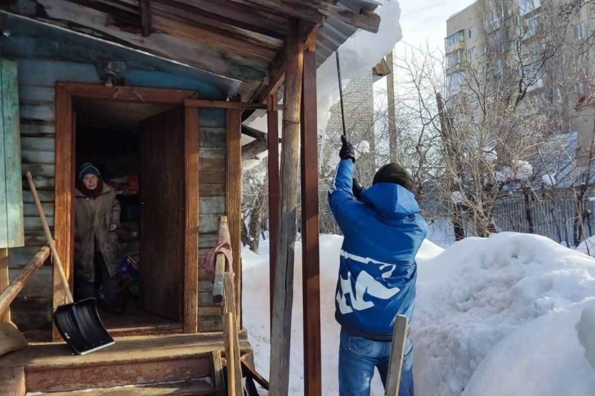 Волонтеры партии помогли пенсионерке очистить двор от снега