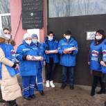 В Кореневском районе волонтеры передали сладкие наборы сотрудникам скорой медицинской помощи