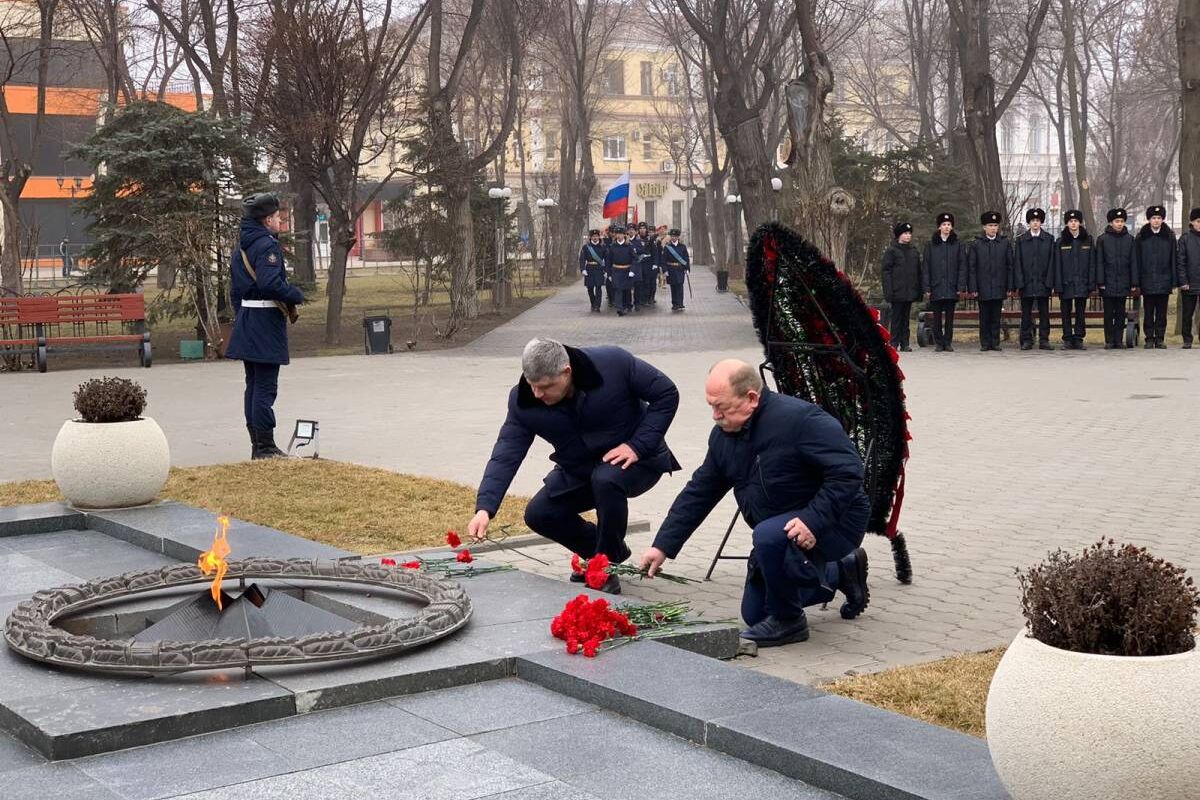 В Астрахани состоялась торжественная церемония возложения цветов и венков к  памятникам и обелискам воинской славы